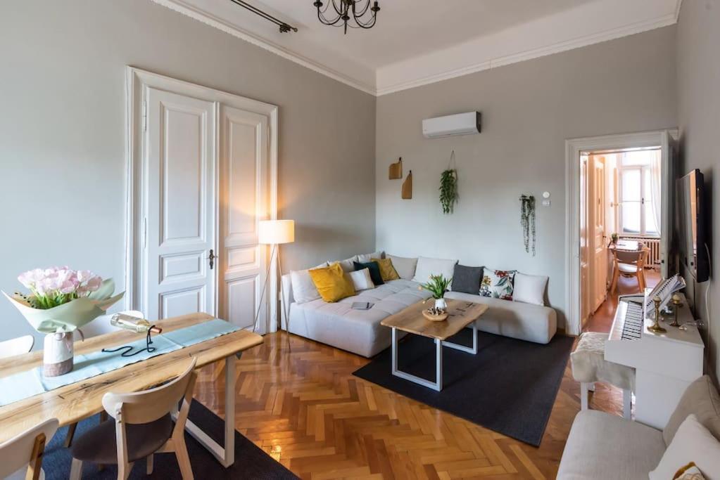 No.8: Lovely & Cosy 3-Room Heart Of The City تيميشورا المظهر الخارجي الصورة
