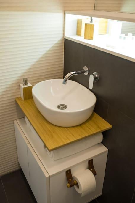 No.8: Lovely & Cosy 3-Room Heart Of The City تيميشورا المظهر الخارجي الصورة